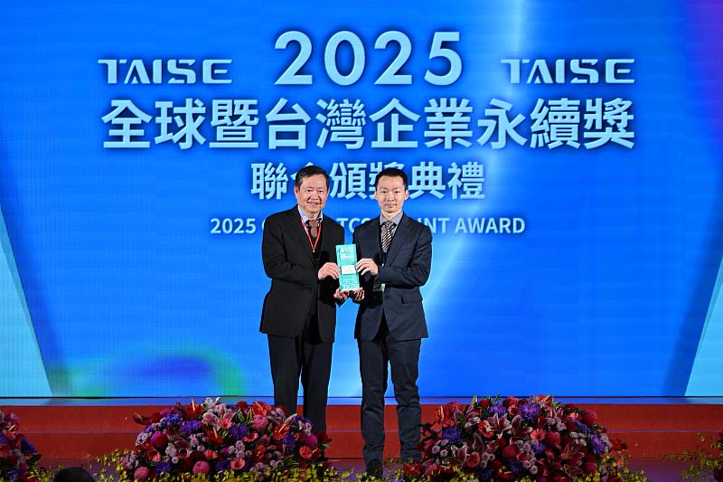 由考試院許舒翔副院長（左）頒獎，CPC許羣政永續長（右）代表接受TCSA「社會共融領袖獎」。