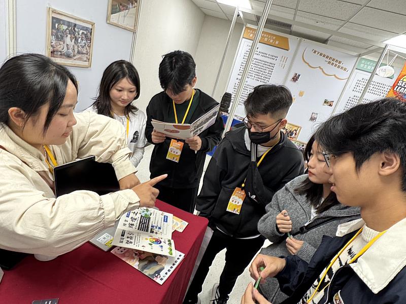 志工團成員分享海外服務經驗，交流現場反應熱烈。