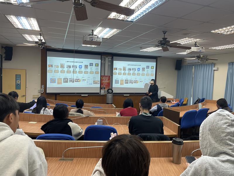 金融研訓院金融研究所吳文蔚助理研究員介紹金融科技發展史。