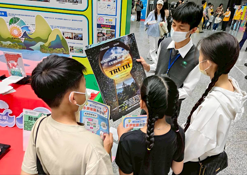 慈大附中同學向民眾解說減碳或增碳走向，引導思考人類行為與氣候變遷的關聯。（東華大學能源科技中心提供）