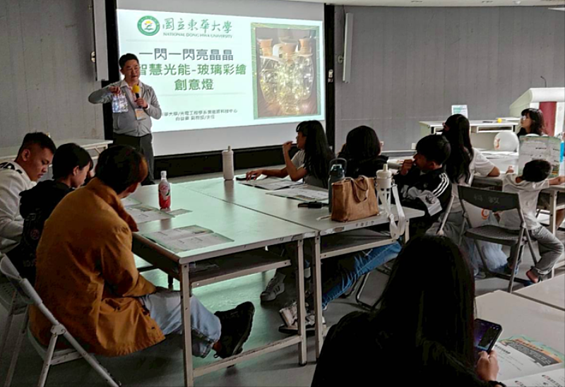 假日班開設能源DIY實作課程，由東華聯盟白益豪教授主講智慧光能玻璃彩繪創意燈主題。（東華大學能源科技中心提供）