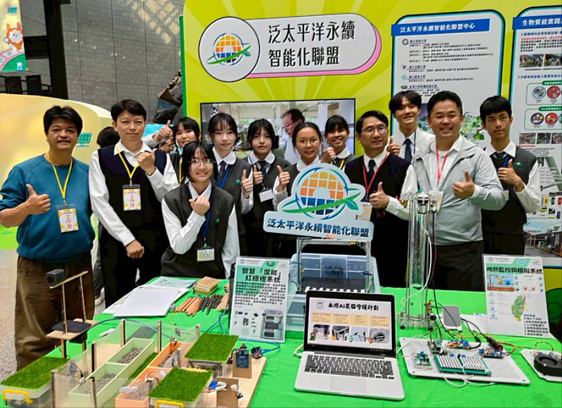 泛太平洋永續智能化聯盟中心（簡稱東華聯盟）攜手慈大附中於2025永續能源創意展合影。（東華大學能源科技中心提供）