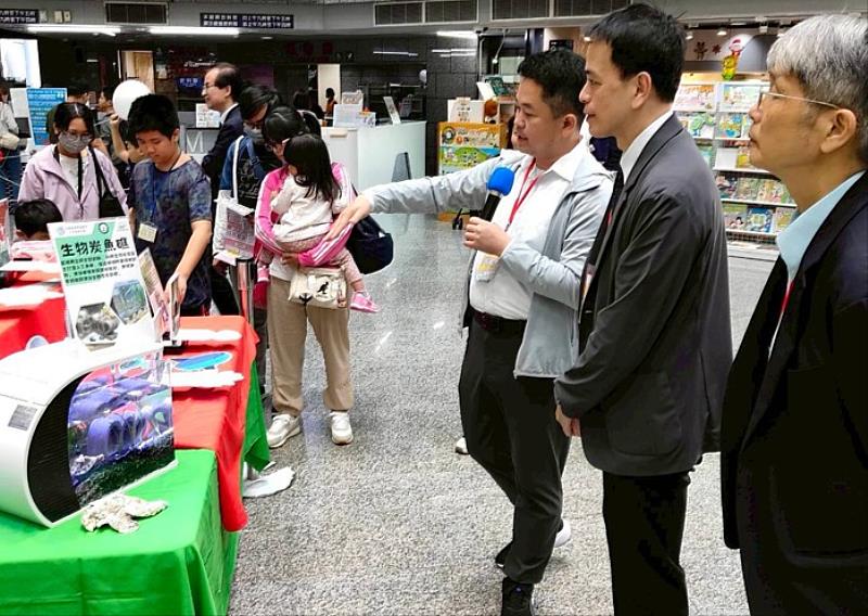 東華聯盟白益豪教授向教育部長官介紹生物炭魚礁、碳封存與海洋生態復育（海草床、珊瑚等）的成果。（東華大學能源科技中心提供）