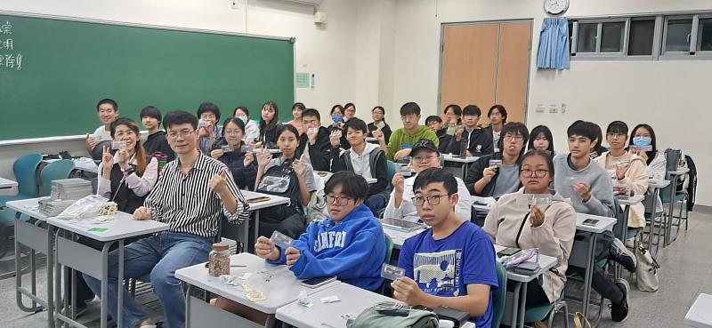 葉長青博士與自資系楊悠娟老師、學生大合照。