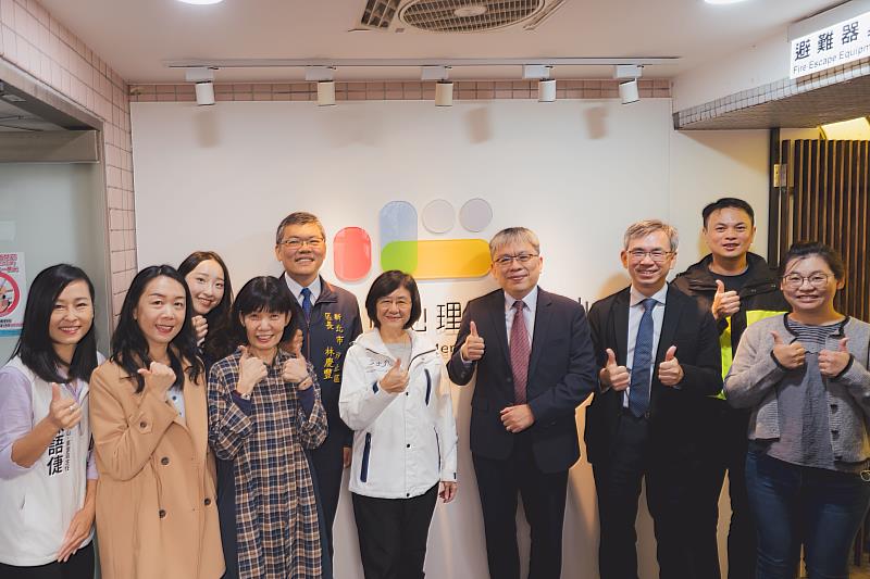 新北市衛生局長陳潤秋（右5）、衛福部心健司長陳柏熹（右4）、市議員周雅玲（左4）及汐止區長林慶豐（左5）等及網絡單位大合照。圖/新北市政府衛生局