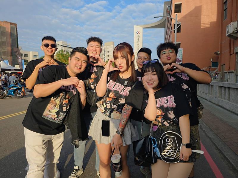 【社群磁吸，人氣網紅朝聖】南臺車展不僅是汽車界的盛事，更是週末網紅與粉絲聚集的熱門打卡點。圖為知名網紅AmberSuper卡哇伊親臨現場，與粉絲熱情互動。網紅的參與證明了本屆車展的超高人氣與社群影響力，成功將實體展覽與線上流量完美結合。