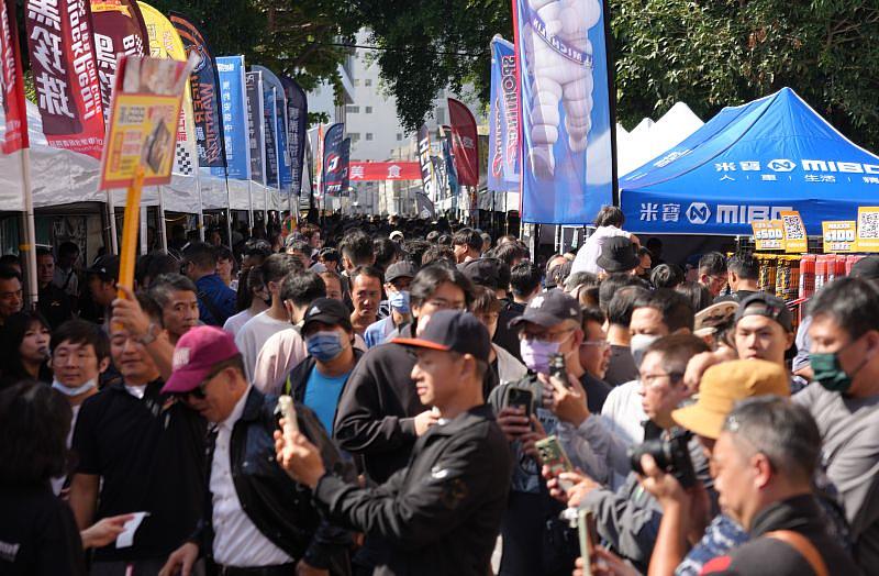 【人潮洶湧，年末購車熱潮】南臺科大第36屆汽機車大展人氣爆棚，現場湧入大量民眾，將展區擠得水洩不通。許多民眾把握年末購車良機，近距離使用手機拍攝心儀車款，在琳瑯滿目的展區中比較價格與配備。本屆車展成功扮演了民眾添購新車的最佳平台。