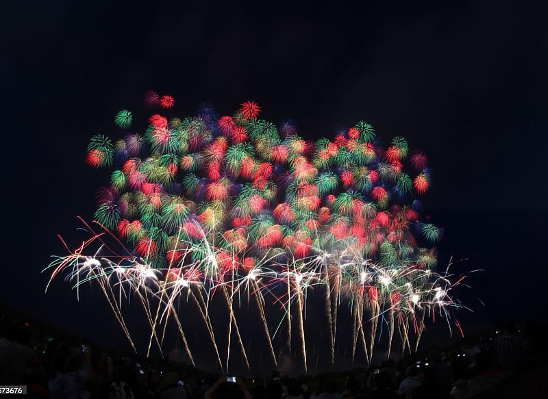 閃耀新北1314跨河煙火模擬圖-五彩落葉。