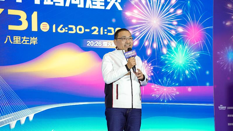 侯友宜市長表示,跨河煙火今年邀請有「世界地標煙火首選團隊」之稱的法國團隊「Groupe F」操刀煙火設計。