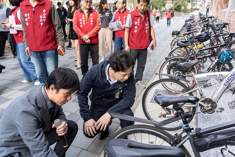 代理市長邱臣遠完工視察，承諾將持續推動校園環境升級，落實「新竹好學」政策。