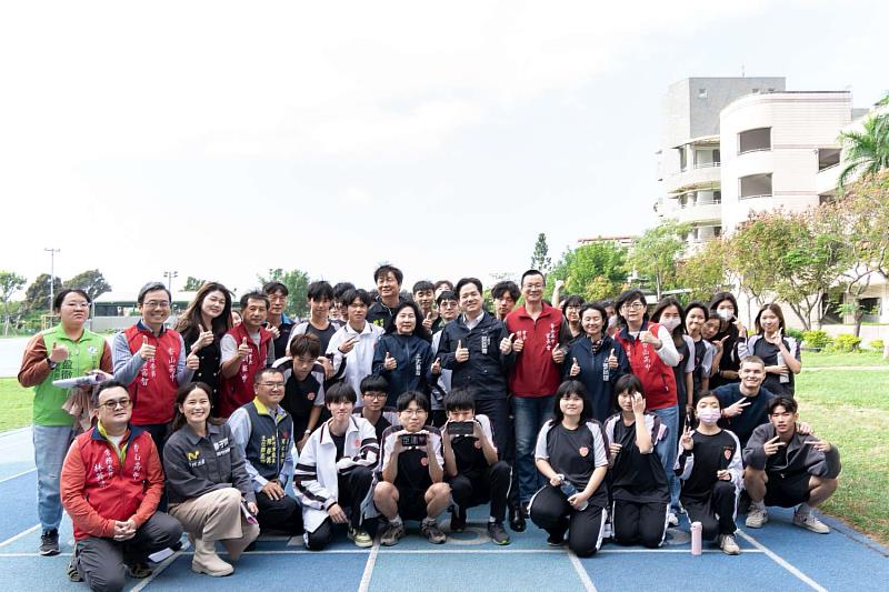 代理市長邱臣遠及貴賓與學子們開心合影留念。