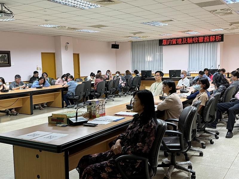 局內同仁仔細聆聽講課內容。