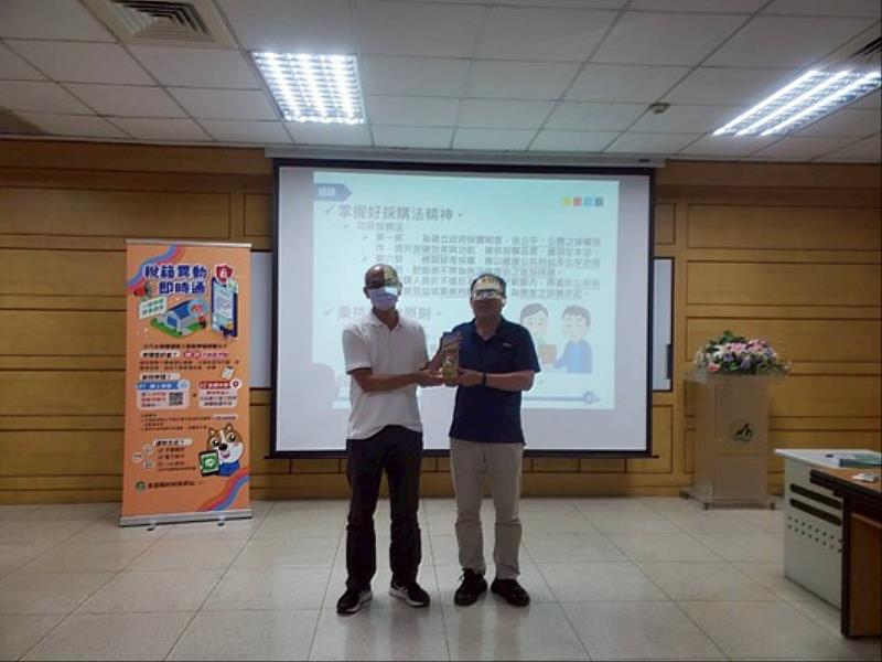 講師授課時以有獎徵答方式活絡氣氛，課程結束後致贈小獎品獎勵同仁。