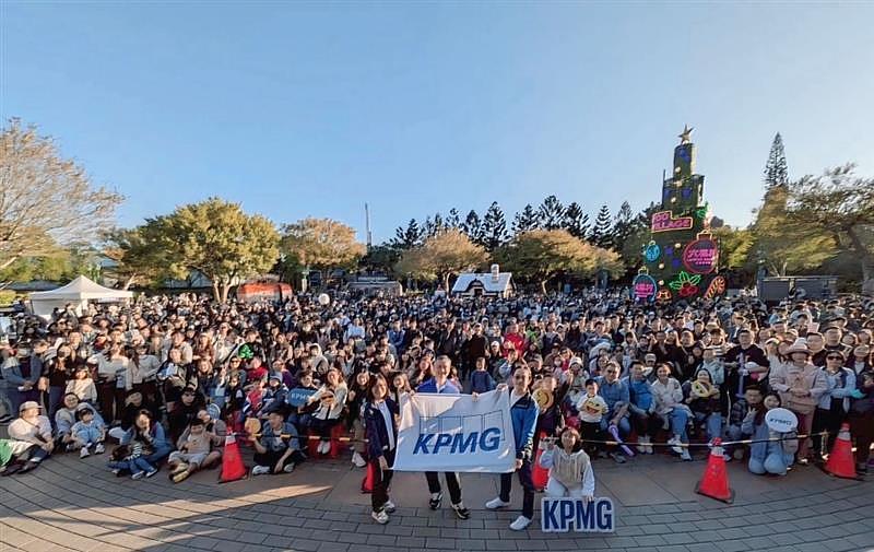 KPMG安侯建業聯合會計師事務所於上周六(6日)於六福村主題遊樂園盛大舉辦年度家庭日活動,3千多名同仁、員眷共享歡樂時光。由KPMG人資長張純怡(第一排左起)、主席陳俊光及顧問部營運長謝昀澤共同開場。