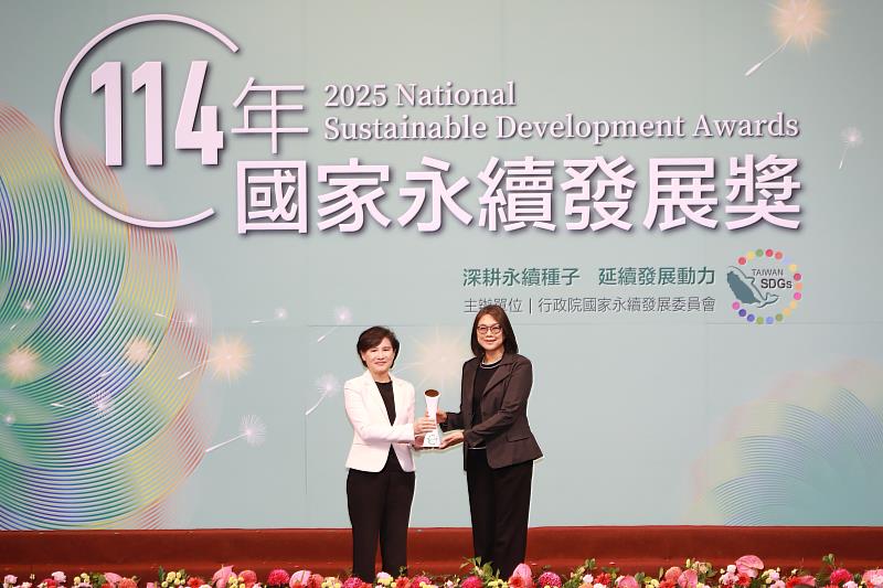 富邦證券將永續理念融入營運決策與企業文化,今日獲頒「國家永續發展獎」,資深副總經理胡世芬(右)代表領獎。
