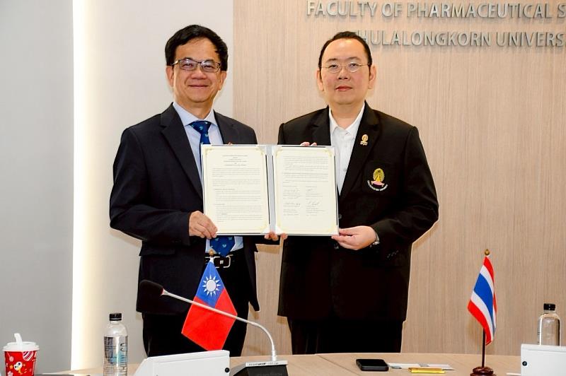 兩校藥學院簽訂雙聯學位制度。