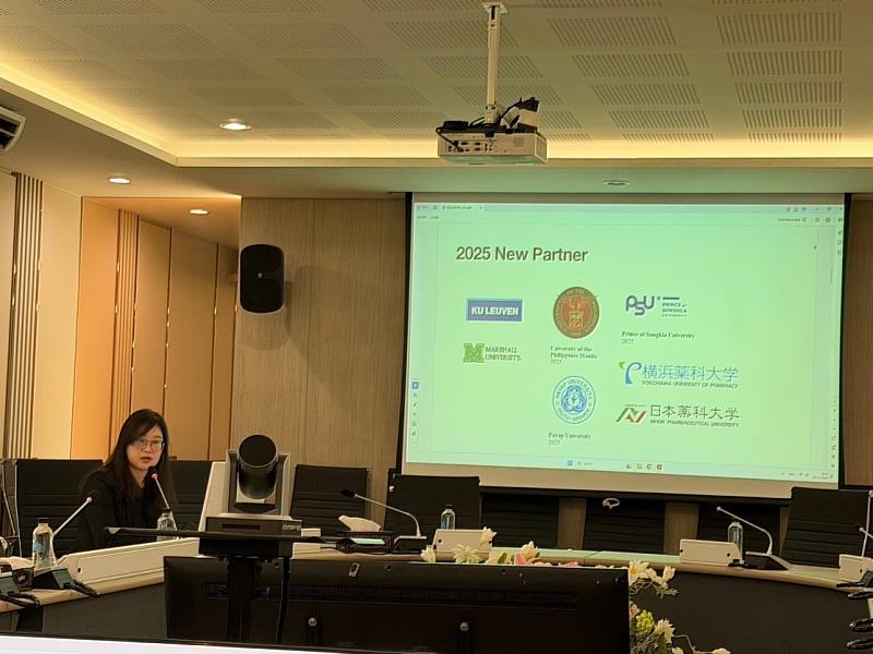 高醫大藥學院國際組組長鄭雍怡博士介紹國際合作交流計劃案。