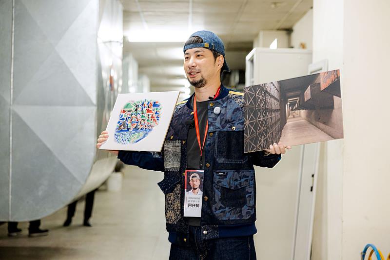 YouTuber超認真少年阿仔師化身兩廳院「一日機電組員」，帶領貴賓走進平時不對外開放的場館機電機房，實地導覽劇場幕後的能源運作。（國家兩廳院提供，攝影周嘉慧）