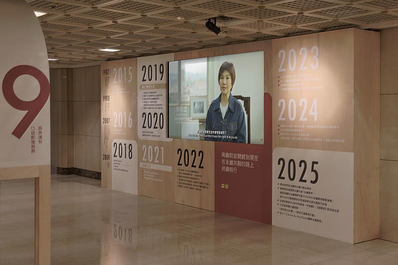 唐美雲歌仔戲團分享推動共融演出的實踐歷程，說明如何透過口述影像、觸覺導聆等服務，讓更多觀眾以不同感官走進歌仔戲的世界。（國家兩廳院提供，攝影汪德範）