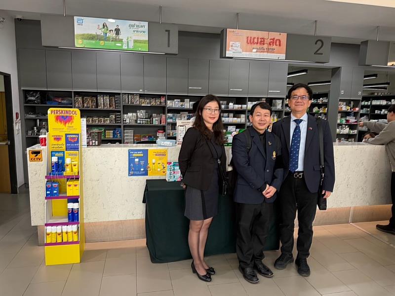 高醫大藥學院團隊參觀朱拉隆功大學校園實習藥局。