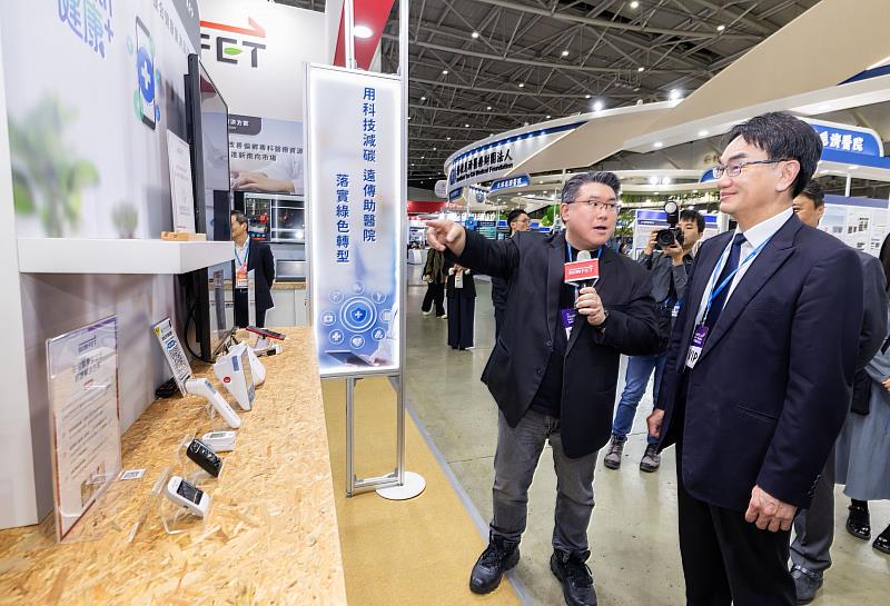 2025台灣醫療科技展，數發部長林宜敬（右）蒞臨遠傳和亞東醫院攤位指導，由遠傳資訊長胡德民（左）接待。