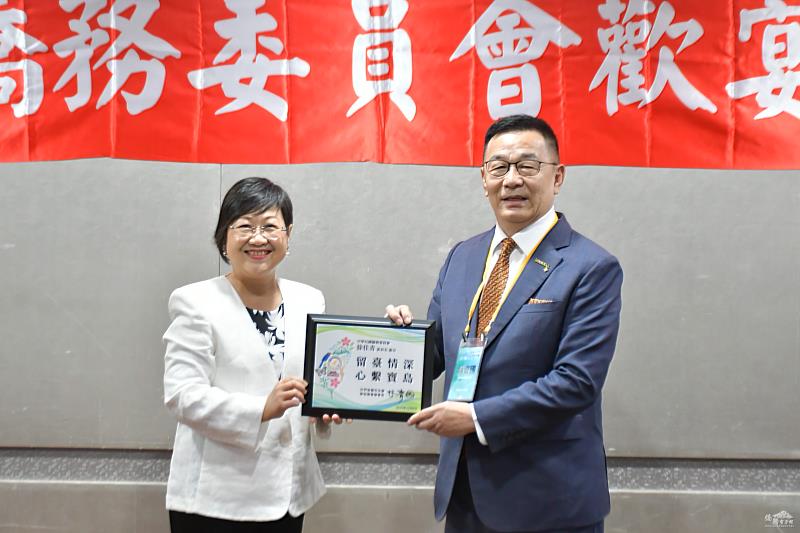 第13屆世界留臺聯總總會長林齊國贈送紀念品予徐佳青。