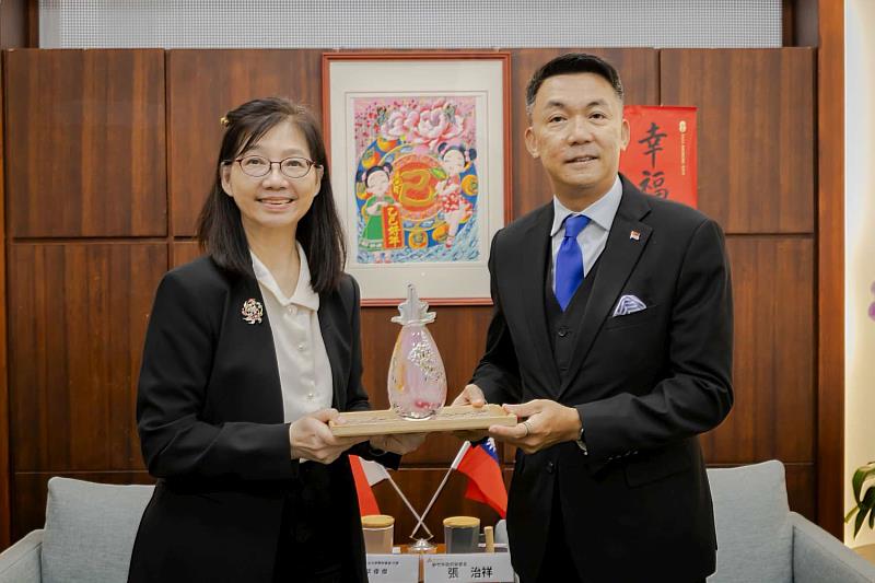 雙方互贈紀念品。