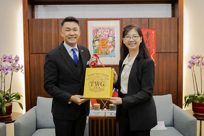 雙方互贈紀念品。