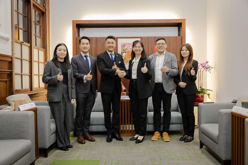 新加坡駐台北商務辦事處代表葉偉傑團隊拜會竹市府合影。