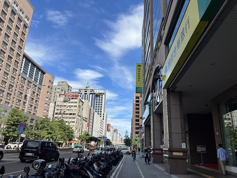 南京東路被譽為台北華爾街，商業機能發達。