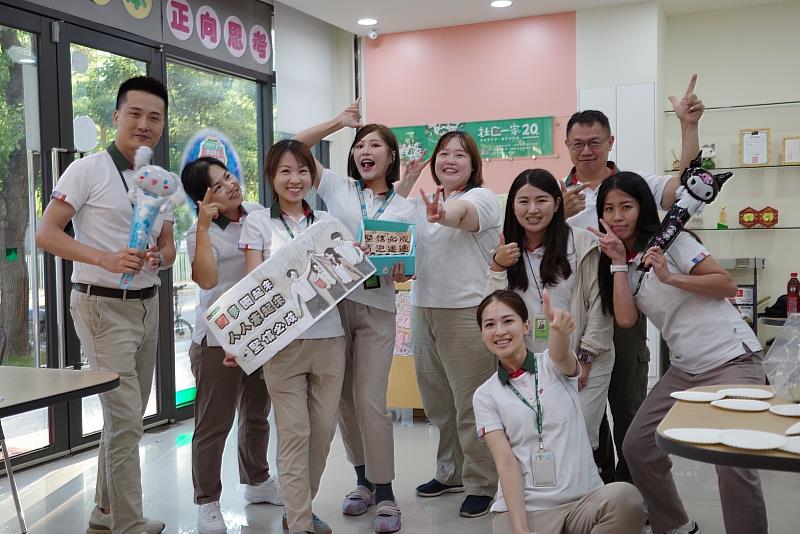 信義房屋竹北6家店經理江矜(左4)曾任科技業業務工程師2年,跳脫舒適圈轉戰房仲業,她在第一個完整年就破千萬業績,再下一年就選上店主管。