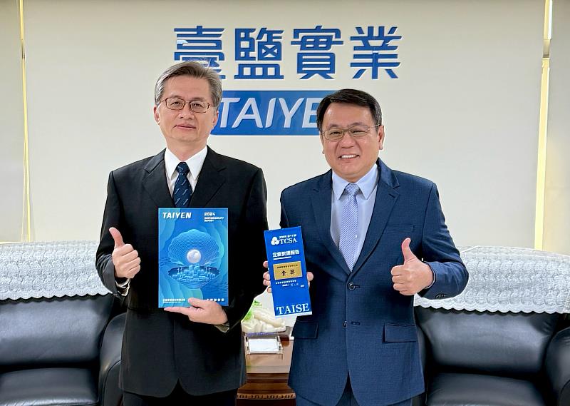 臺鹽公司董事長丁彥哲（右）與總經理李杰翰（左）率團隊深耕ESG，2025年再度奪下TCSA金級獎，累計創下「8金1銀」的永續佳績。