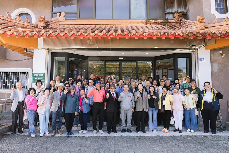 前往鹿谷茶業文化館品茶。