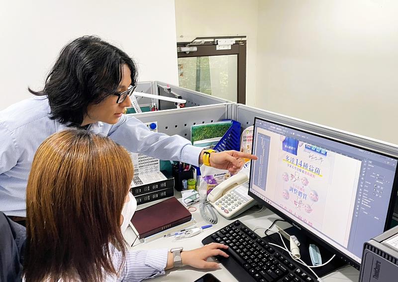 北分署運用「職場學習及再適應計畫」及「僱用獎助措施」,輔導拜寧騰能生技公司進用身障者艾莉(前)並落實「合理調整」職場輔導。