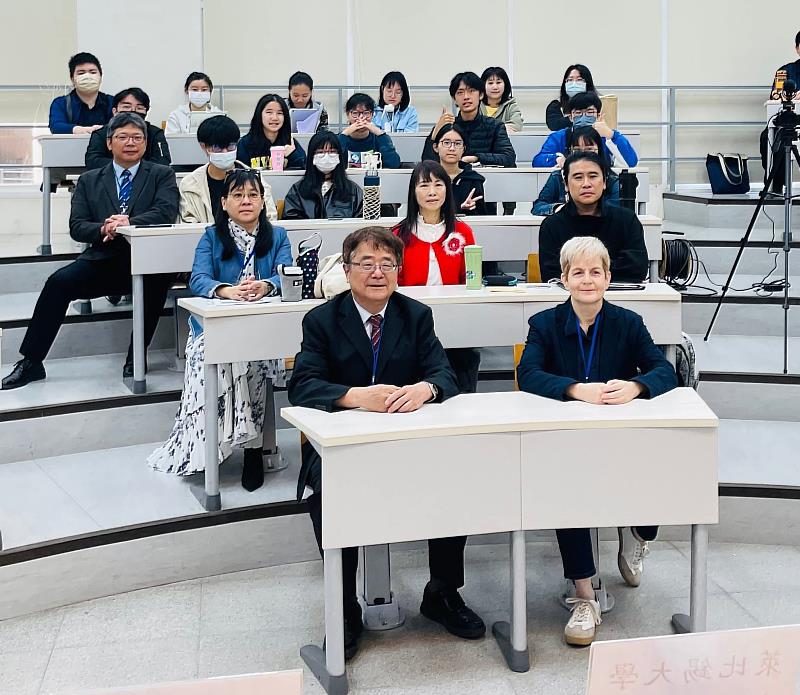 詹富智校長與白莎(Elisabeth Kaske)教授、吳政憲院長於開幕典禮。後與老師及學生合影