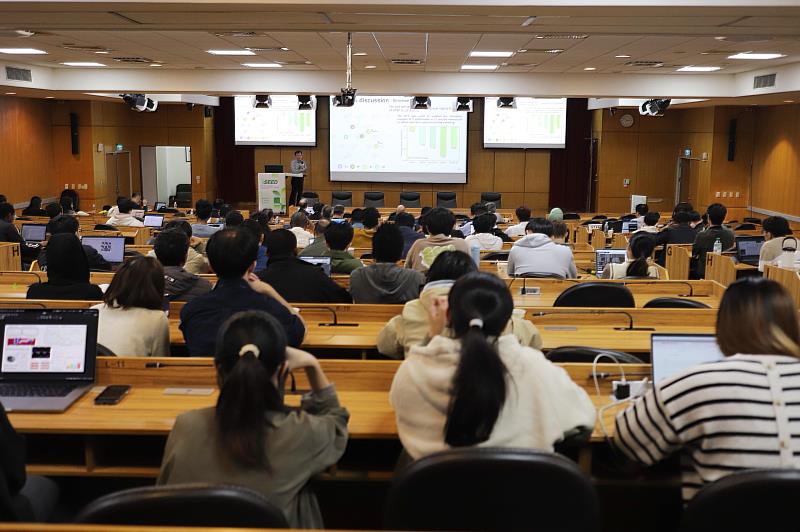 國際永續電化學能源論壇以「固態電池面臨的挑戰探討（Discussion on Challenges of Solid State Batteries）」為主題，聚焦固態電池的材料創新、電解質工程、製程技術與產業化挑戰，吸引國內外約180名相關領域學者與會。