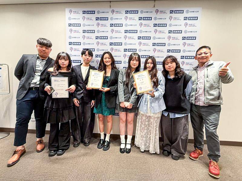 世新新聞系學生團隊與指導老師李異瑋慶祝獲獎。（世新大學提供）