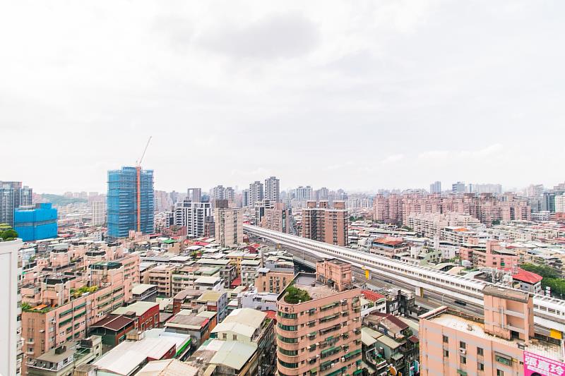 新婚夫妻買房怎麼選？專家分享預算、房貸、登記等流程。