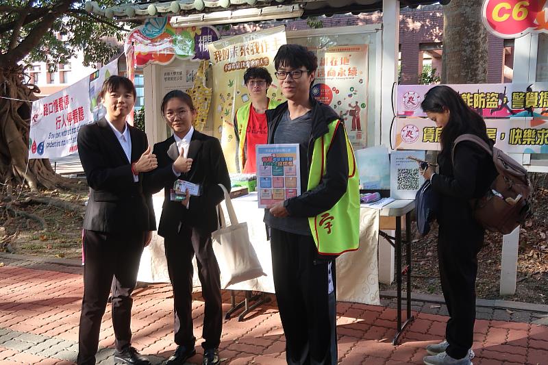 南華大學舉辦「三好校園反毒捐血」暨「視.反毒拒毒宣導」活動,學生一同共襄盛舉。