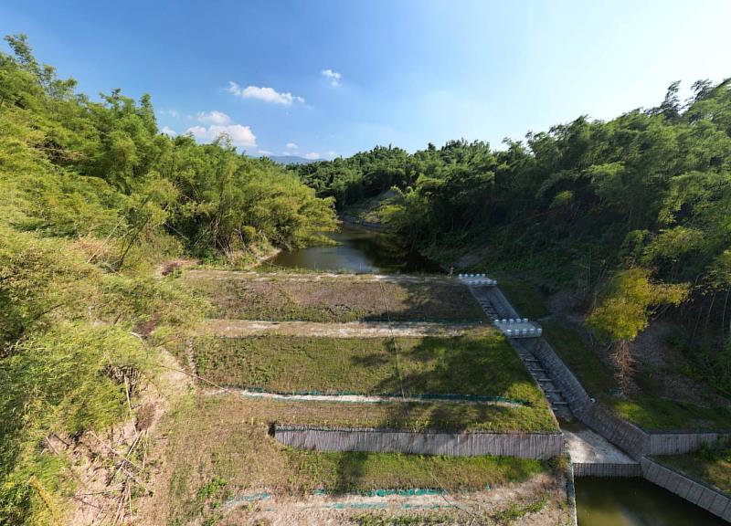 林業保育署嘉義分署辦理「玉井區第83林班南化中坑防砂治理工程」，以在地材料建造土壩防砂蓄水，保全鄉道與農作。/pho]</p>

      <p>[pho]2025/20251209/00420982.202512091797784023m.jpg|土壩提供有效蓄水約3.5萬噸供防災灌溉使用。