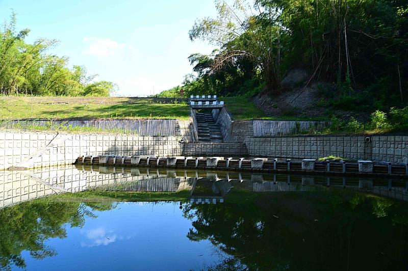 壩體完工後經歷丹娜絲颱風及0728豪大雨考驗，成功蓄水防洪，保護下游聚落安全。