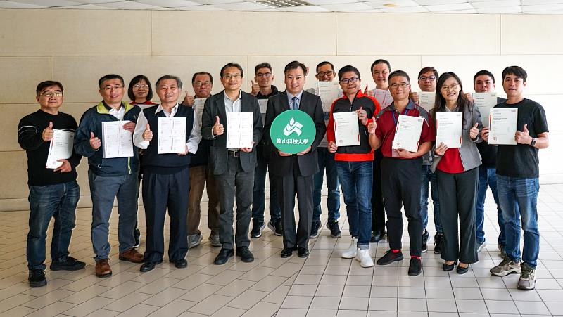 崑山科大挺進全球前12%，世界綠色大學排名創新高，圖為校方成立ESG輔導服務小組，助企業減碳邁向永續。