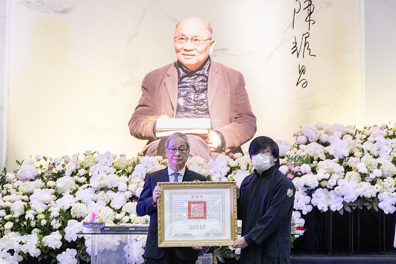 文化部長李遠（左）代表頒贈總統褒揚令，由陳耀昌之子陳智銘（右）代表受贈。