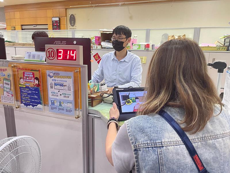 二、民眾臨櫃申辦業務時,改以平板及數位簽名板取代紙本文件,減碳環保且利於數位化管理。