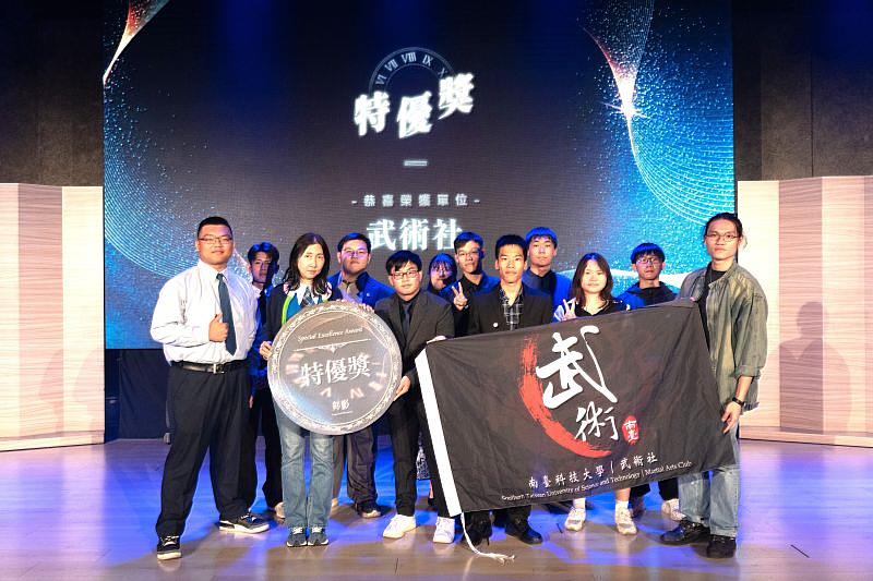 特優社團榮耀時刻-鄭淑真學務長與本屆社團評選「特優獎」得主—武術社團隊合影。武術社憑藉卓越的組織運作與活動創新指標脫穎而出，獲頒最高榮譽，為全校社團樹立了最佳典範。