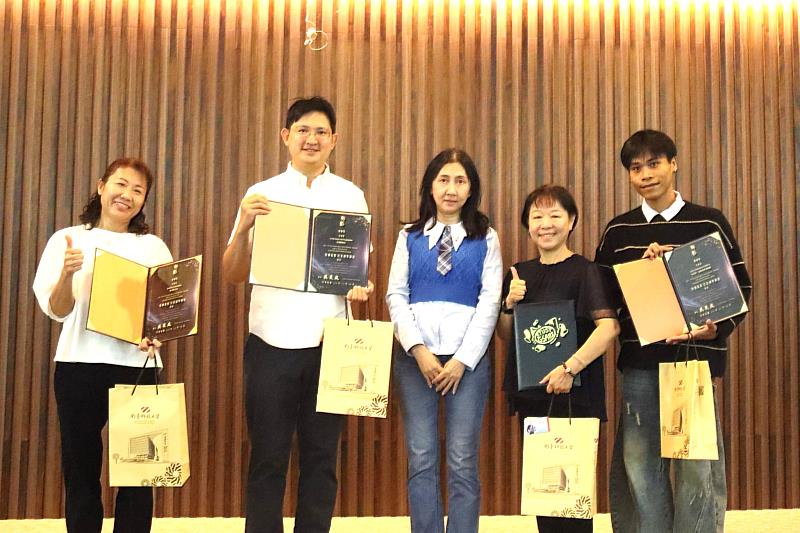 跨校專家指導與合影-為確保評選專業性，南臺科大特邀嘉南藥理大學、中華醫事科技大學、國立高雄師範大學、長榮大學等4校課外活動組專業學務主管蒞校指導。圖為外校評審與本校鄭淑真學務長（中）合影，展現跨校資源的整合與對學生事務的共同重視。