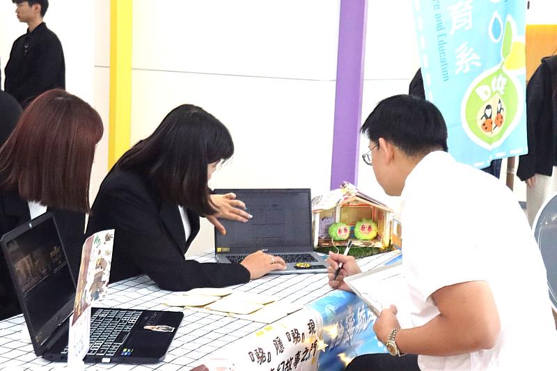 社團評選複評現場,入圍社團代表正向外校專業評審老師講解社團的組織運作與活動績效。透過這樣的專業指導與自我檢視，社團在競賽中實現了實質的成長與精進。