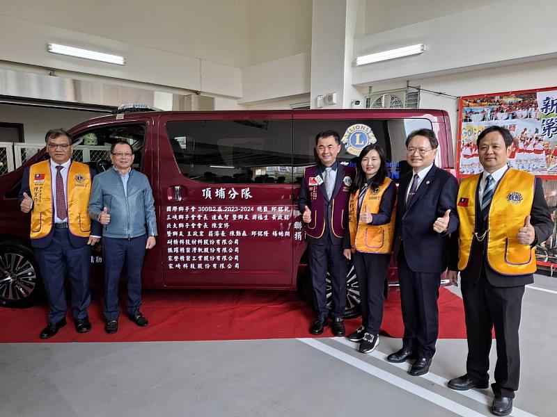 家登精密工業股份有限公司等企業捐贈消防災勘車典禮大合照。