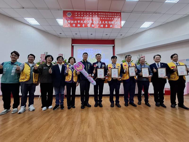 消防局副局長蔡武忠致贈感謝狀予捐贈廠商及到場嘉賓吳琪銘立委、蘇巧慧立委、彭一書議員服務處主任等合影。