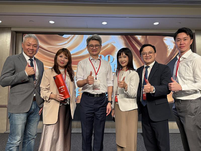 學長姊情誼滿滿，2024年MVP100戴瑞宏學長（左1）、2023年MVP100張介怡學姊（左2）也同場祝賀，政大EMBA執行長鄭至甫先生（中）、2024年MVP100林進賢學長（右2）、林進賢學長為政大EMBA校友會公關組召集人，代表政大EMBA校友會許先越理事長向獲獎學長姊致上祝賀之意。